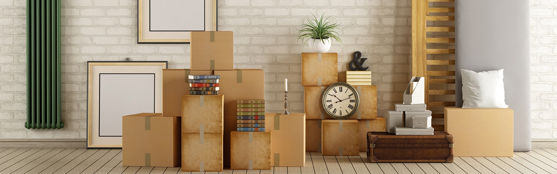 Umzugskartons und Möbel in modernem Wohnzimmer mit Holzboden, Wanduhr und gepackten Kisten für Umzug
